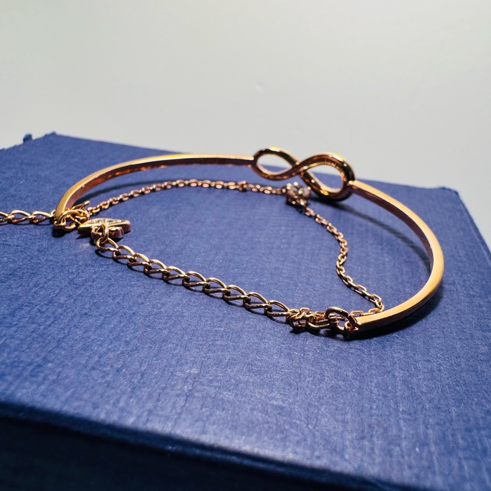 Swarovski Rose Gold Infinity Loop Bangle Bracelet NWT Size Medium - Picture 6 of 16